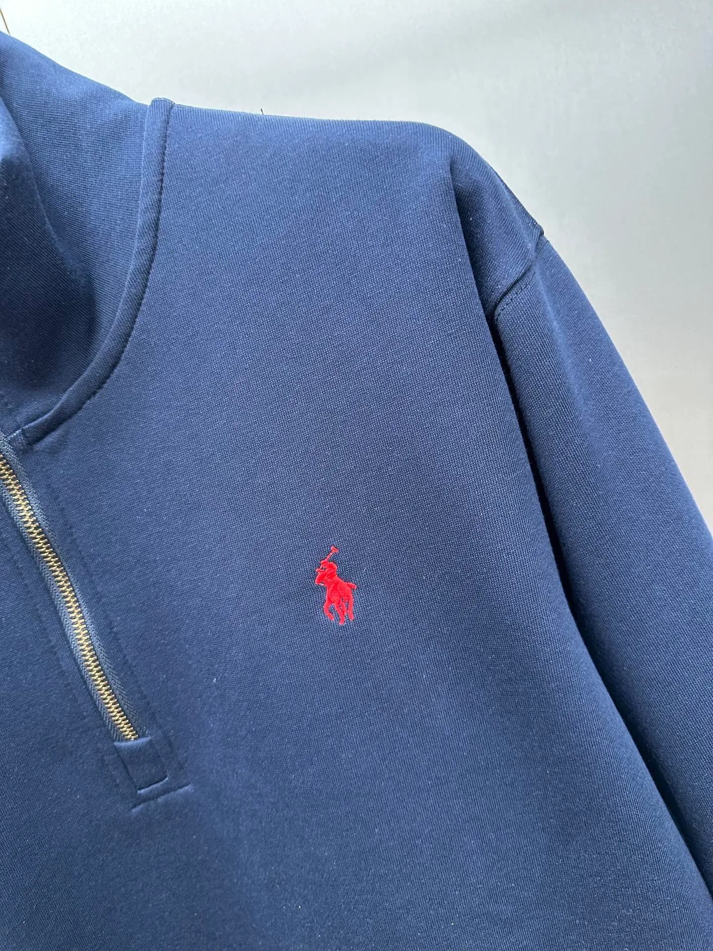 P250 Ralph Lauren/Ralph Lauren classic small logo embroidered turtleneck half-zip sweatshirt, simple and versatile ~ super delicate and soft, close to the body without being tied. Perfectly reflects the brand's sense of superiority. The cut is standard, comfortable to stretch, unrestricted in movement, and highly practical to wear. Classic and simple style, with pony embroidery pattern on the chest, imported machines, three-dimensional and full. Original Polo brass zipper, three-dimensional windproof lapels, taking into account warmth and cool lines, full of coolness, half-open lazy mode. The fit is loose, whether worn alone or layered, you can wear different styles of fashion with just one piece. Color: black, white, gray, brown, navy. Size: S-xL